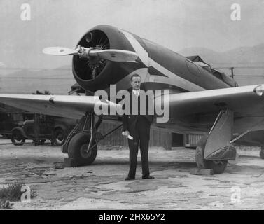 Sir Charles Kingsford-Smith mit dem Lady Southern Cross vor seinem letzten Flug. Kingsford-Smith . . . Und das fehlende Flugzeug. 27. August 1934. (Foto von Associated Press Photo). Stockfoto