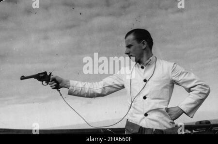 Ein Offizierssteward bei der Pistolenübung an Bord eines britischen bewaffneten Handelsschiffs. 7. März 1940. (Foto vom Yaffa Syndicate). Stockfoto