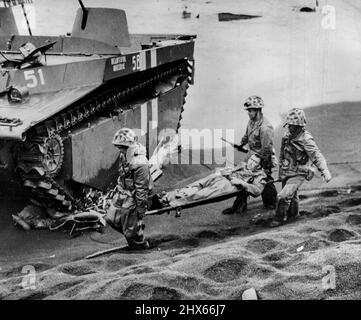 Marines evakuieren Verwundete auf Iwo Jima -- Eine Verwundete Marine wird trotz feindlichem Mörserbeschuss in der Nähe von drei seiner Freunde vom Schlachtfeld auf Iwo Jima evakuiert. Links befindet sich ein behinderter Yank Amtrac, der während der Landeoperationen am Yellow Beach ausgeschlagen wurde. 3. Januar 1945. (Foto von Associated Press Photo). Stockfoto