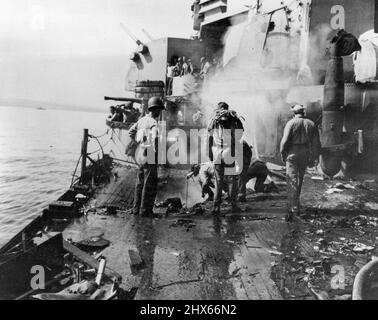 Schlag Drei -- Und Trotzdem Schwebt Sie! -- die tapfere USS Birmingham ist dreimal Opfer eines bösartigen feindlichen Angriffs und wieder auf See -- trotz ihrer dep-Battle-Narben immer noch flott. Zuerst von einem Torpedo 1943 zerschlagen, später wie ein Schlitten durchsetzt, als die USS Princeton an ihrer Seite explodierte, erlitt das Birmingham am 4. Mai 1945 ihren schwersten Schlag gegen Okinawa. Ein Jap Kamikaze und seine 500-Pfund-Bombe stürzten in einem Steptauchgang aus der Sonne heraus und stürzten kurz hinter dem Turm Nummer 2 von Birmingham ab. Vierzig- Stockfoto