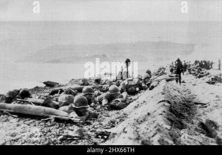 Yanks on Beach in Südfrankreich -- Medialmänner der US-Armee mit ihren Würfen und Militärpolizei der Siebten Armee warten am Rande eines Strandes auf Befehle zum Vordringen, kurz nachdem sie in Südfrankreich landeten. Einige Soldaten umarmen immer noch den Sand in diesem Bild, das kurz nachdem die Männer eine Zeit lang durch feindliche Mörserbeschuss festgeklemmt wurden. 18. August 1944. (Foto von Associated Press Photo). Stockfoto