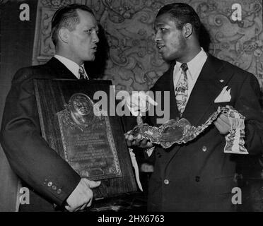 Erhalten Sie Auszeichnungen von Boxing Writers -- Tony Zale (links), Boxmeister des mittleren Gewichts, hält die Edward J. Neil Plakette und Ray (Sugar) Robinson. Welterweight Champion, hält einen Gürtel, der am 22. Januar beim jährlichen Abendessen der Boxing Writers Association of New York City verliehen wurde. Der Neil-Preis wurde in Erinnerung an Edward J. Neil, den Boxschriftsteller und Kriegskorrespondent von Associated Press, der in der spanischen Revolution getötet wurde, verliehen. Der von Robinson gehaltene Gürtel wurde vom Ring Magazine verliehen. 22. Januar 1947. (Foto von Associate Stockfoto