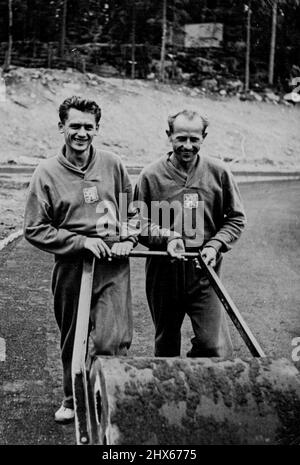 Zatopek hält sich in Helsinki fit -- Emil Zatopek (rechts), der berühmte tschechische Läufer und Sieger der 10.000 Meter, hält sich fit mit einer Drehung am Walzenwagen, unterstützt von seinem Landsmann Cevona, um auf den 1.500 Metern anzutreten. Zatopek soll beim Olympischen Marathon dabei sein. 23. Juli 1952. (Foto: Sport & General Press Agency, Limited). Stockfoto