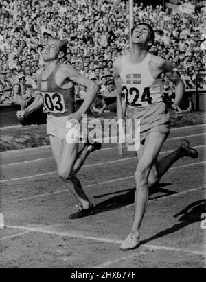 Schwede gewinnt Hitze 2 von 5000 Metern -- der Schwede E. Ahlden (224) erzielt heute, am 31. Juli im Wembley-Stadion in London, einen engen Sieg über den Tschechoslowakei-Sieger Emil Zatopek (203) in Hitze 2 des 5000-Meter-Rennens der Olympischen Spiele 1948. Siegerzeit: 14 Minuten. 34,2 Sekunden. Diese beiden qualifizieren sich mit V.I. Makela (Finnland) und M. Stokken (Norwegen), von denen keiner abgebildet ist, um am Montag, dem 2. August, das Finale der Veranstaltung zu bestreiten. 17. August 1948. (Foto von Olympic Photo Association Photo). Stockfoto