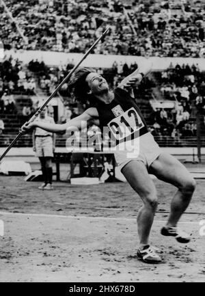 Zatopeks Frau gewinnt das Javelin-Event -- Dana Zatopkova, Ehefrau des tschechischen 5.000-Meter- und 10.000-Meter-Goldmedaillengewinners, warf den Speer während des olympischen Ereignisses im Olympiastadion. Sie gewann mit einem Wurf von 165 Fuß 7 Zoll. 25. Juli 1952. (Foto von Planet News Ltd.). Stockfoto