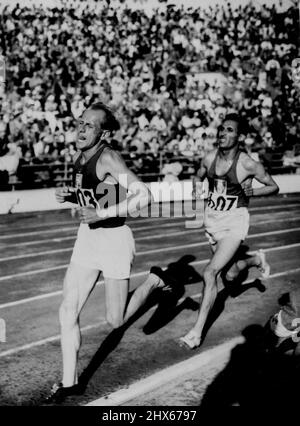 Zatopek gewinnt 10.000 Meter und gewinnt die erste Goldmedaille der Olympischen Spiele 1952 -- Emil Zatopek, der fliegende Major der tschechischen Armee, führt den Franzosen A. Mimoun an, der in der letzten Runde der zermürbenden 10.000 Meter bei den Olympischen Spielen hier Zweiter war. Zatopek, der die Herausforderung des Franzosen abschüttelte, überstand die Distanz in 29 Minuten und 17 Sekunden. Seine Zeit schlägt 42,6 Sekunden hinter dem Rekord, den er 1948 in Wembley aufgestellt hatte, zurück und war nur 14,4 Sekunden langsamer als sein eigener Weltrekord, den er in seinem eigenen Land aufgestellt hatte Stockfoto