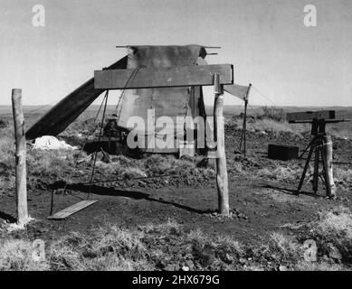 „Bazooka“ und andere Kamera mit mobiler Dunkelkammer im Hintergrund. 11. November 1952. Stockfoto