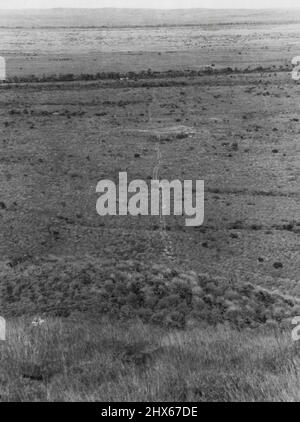 Teleskoplinse, die vom Beobachtungsposten entlang des Jeep-Pfades 1¼ Meilen zum Hauptlager (Billabong) zurückblickt. 11. November 1952. Stockfoto