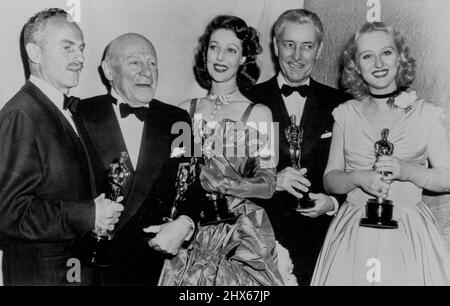 Hier sind die Gewinner von Hollywoods Oscar Derby - stolz mit ihren Gold-Oscars sind die fünf Hauptgewinnerinnen bei den Academy Award-Präsentationen gestern Abend. Von links nach rechts: Darryl Zanuck, Produzent des besten Bildes, 'Gentleman's Agreement'; Edmund Gwenn, bester Nebendarsteller; Loretta Young, Beste Schauspielerin; Ronald Coleman, bester Schauspieler; und Celeste Holm beste Nebendarstellerin. 21. März 1948. (Foto von AP Wirephoto). Stockfoto