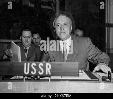 Neuer Delegierter der UdSSR Zum Sicherheitsrat Herr Valerian A. Zorin, stellvertretender Außenminister der UdSSR, neu ernannter Vertreter im Sicherheitsrat, fotografiert am Konferenztisch in der ratskammer. 1. Oktober 1952. (Foto mit UPI-Tele). Stockfoto