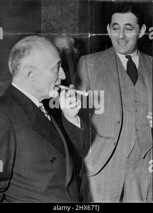 Adolph Zukor, Leiter Paramount Films, genießt heute bei einem Presseempfang eine Zigarre. 31. Juli 1939. Stockfoto