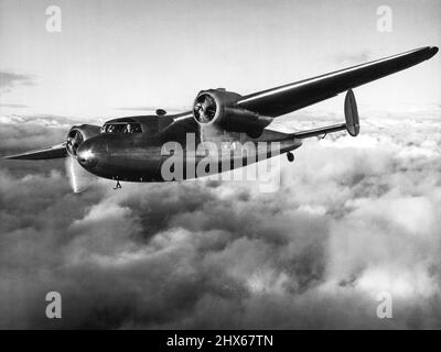British Airliner for World Markers -- Neueste Aufnahme des de Havilland 'Flamingo', der auf seinem vierten Testflug mit Teillast in nur 5 Sekunden abhob. Dieser formschöne Eindecker besitzt eine hohe Höchstgeschwindigkeit und fährt bei ca. 220 m/h.. (354 km/h.) mit 12 bis 20 Passagieren. Beachten Sie die hohe Flügelkonstruktion, die Flugreisenden eine ununterbrochene Sicht nach unten ermöglicht. Zwei Bristol Perseus Sleeve-Valve-Motoren liefern insgesamt 1.900 PS (1926 c.v.). Der 'Flamingo' wurde in ver produziert Stockfoto