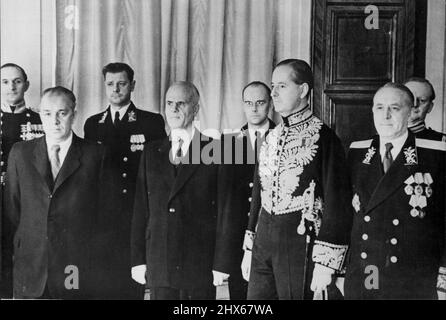Hayter im Kreml Sir William Hayter, neuer britischer Botschafter bei der UdSSR (Zweiter von rechts), ist am 10. Oktober im Kreml in Moskau zu sehen, als er sein Beglaubigungsschreiben vorlegte. Abgebildet sind (vordere Reihe, von links) N.M. Pegov, Sekretär des Präsidiums des Obersten Sowjets; M.P. Tarasov, Vizepräsident des Obersten Sowjets, der die Beglaubigungsschreiben des britischen Gesandten Sir William Hayter erhielt; und v.a. Zorin, stellvertretender Außenminister. 14. Oktober 1953. (Foto von Associated Press Photo). Stockfoto