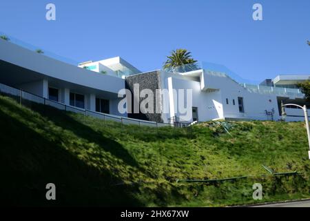 Los Angeles, Kalifornien, USA 6. March 2022 The One Home, größtes modernes Haus in den USA mit 21 Schlafzimmern, 42 Badezimmern, Bowlingbahn, Schwimmbad, Kino ursprünglich zu einem Preis von $295 Millionen, wurde am 6. März 2022 in Los Angeles, Kalifornien, USA für $141 Millionen verkauft. Foto von Barry King/Alamy Stockfoto Stockfoto