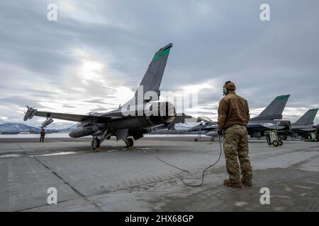 US Air Force Tech. Sgt. Joe Boyer, ein Crewchef, der dem 180. Fighter Wing der Ohio National Guard zugewiesen wurde, führt eine Inspektion vor dem Flug auf einer F-16 Fighting Falcon durch, die der 180FW zugewiesen wurde, auf der Joint Base Elmendorf-Richardson, Alaska, während der U.S. Northern Command Übung ARCTIC EDGE 2022, 8. März 2022. AAE22 ist eine alle zwei Jahre stattfindende Übung zur Heimatverteidigung für US- und kanadische Streitkräfte, um eine gemeinsame Fähigkeit zum schnellen Einsatz und Einsatz in der Arktis zu demonstrieren und auszuüben. (USA Foto der Air National Guard von Staff Sgt. Kregg York) Stockfoto