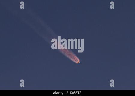 Eine Falcon 9-Rakete startet vom LC-39A auf der Cape Canaveral Space Force Station, Florida, 3. März 2022. Die Starlink 4-9-Mission brachte die nächste Charge der Starlink-Satelliten von SpaceX in die Umlaufbahn. (USA Space Force Foto von Joshua Conti) Stockfoto