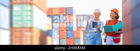 afroamerikanische Holding Board Datei und Bericht Business logistic an Frau CEO im Frachtcontainer Lager Import und Export Stockfoto