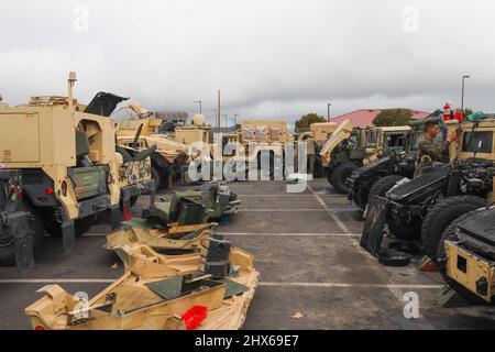 US-Marineinfanteristen mit 5. Marine Regiment, 1. Marine Division, bauen Humvees im Marine Corps Base Camp Pendleton, Kalifornien, 15. Februar 2022 wieder zusammen. Zur Vorbereitung auf Marine Rotational Force-Darwin müssen 22,2 Fahrzeuge auseinandergenommen, gereinigt und zur Inspektion wieder zusammengebaut werden. (USA Marine Corps Foto von CPL. Frank Webb) Stockfoto