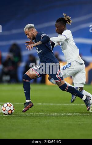 Madrid, Spanien. 9. März 2022. Eduardo Camavinga (R) von Real Madrid steht mit Neymar von Paris Saint-Germain während eines UEFA Champions League-Spiels von 16 Sekunden zwischen Real Madrid (Spanien) und Paris Saint-Germain (Frankreich) in Madrid (Spanien) am 9. März 2022 auf dem Spiel. Quelle: Meng Dingbo/Xinhua/Alamy Live News Stockfoto