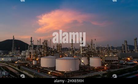 Chemische Öl Raffinerie, Kraftwerk und Metallrohr Konzeptindustrie Stockfoto