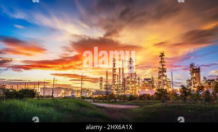 Rohöl Raffinerie-Anlage Stahl-Rohrleitung und Schornstein und Kühlturm, Chemische oder Petrochemische Fabrik Kraftwerk, Petrochemische Turm Tank Stockfoto