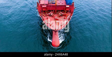 Luftaufnahme in der Vorderansicht des Bug großen Frachtschiffes, Nase des Frachtschiffes. Stockfoto