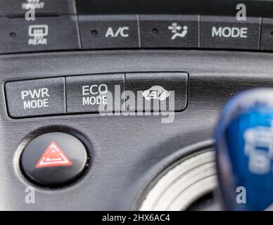 Elektrische Hybrid-Auto-Mittelkonsole mit verschiedenen Tasten Stockfoto