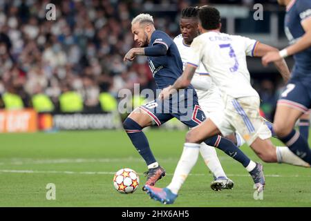 Madrid, Spanien. 09. März 2022. Madrid Spanien; 09,03, 2022.- Real Madrid gegen Paris Saint-Germain beim Champions-League-Fußballspiel in der Runde von 16 im Santiago Bernabeu-Stadion in Madrid. Real Madrid Spieler PSG Spieler Neymar Final Score 3-1 Tore von Real Madrid Karim Benzema 61 76 and 78  PSG Tor Kylian Mbappe 39  Credit: dpa/Alamy Live News Stockfoto