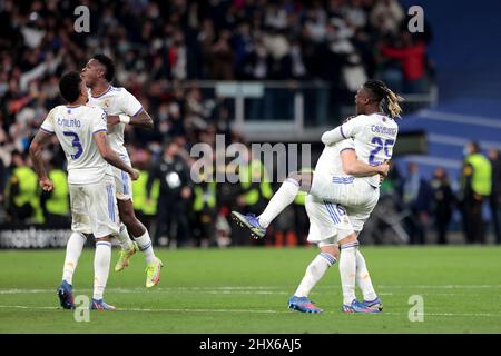 Madrid, Spanien. 09. März 2022. Madrid Spanien; 09,03, 2022.- Real Madrid gegen Paris Saint-Germain beim Champions-League-Fußballspiel in der Runde von 16 im Santiago Bernabeu-Stadion in Madrid. Real Madrid Spieler feiern ihren Sieg PSG Spieler Final Score 3-1 Tore von Real Madrid Karim Benzema 61 76 and 78  PSG Tor Kylian Mbappe 39  Credit: dpa/Alamy Live News Stockfoto