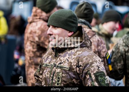 Lviv, Ukraine. 09. März 2022. Ein Soldat sah in Lviv warten. Während Russland eine umfassende Invasion der Ukraine startete, versuchen die Menschen, dem Land zu entkommen, indem sie durch Lemberg fahren, während andere sich bereit machen, gegen die russische Armee zu kämpfen. Kredit: SOPA Images Limited/Alamy Live Nachrichten Stockfoto