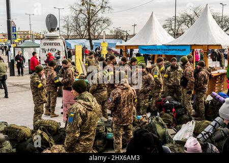 Lviv, Ukraine. 09. März 2022. Soldaten sahen warten in Lviv. Während Russland eine umfassende Invasion der Ukraine startete, versuchen die Menschen, dem Land zu entkommen, indem sie durch Lemberg fahren, während andere sich bereit machen, gegen die russische Armee zu kämpfen. Kredit: SOPA Images Limited/Alamy Live Nachrichten Stockfoto