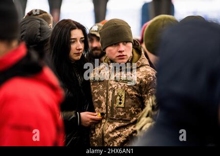 Lviv, Ukraine. 09. März 2022. Ein Soldat mit seiner Freundin in Lemberg gesehen.als Russland eine umfassende Invasion der Ukraine startete, versuchen die Menschen, dem Land zu entkommen, indem sie durch Lemberg fahren, während andere sich bereit machen, gegen die russische Armee zu kämpfen. Kredit: SOPA Images Limited/Alamy Live Nachrichten Stockfoto