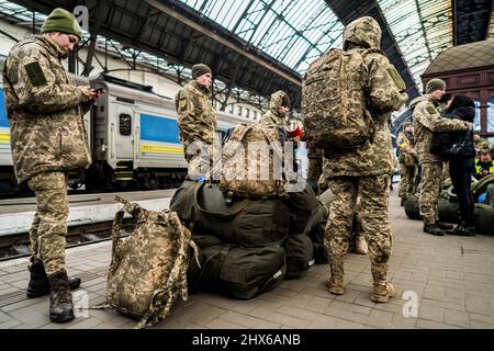 Lviv, Ukraine. 09. März 2022. In Lemberg warten Soldaten.als Russland eine umfassende Invasion der Ukraine startete, versuchen die Menschen, dem Land zu entkommen, indem sie durch Lemberg fahren, während andere sich bereit machen, gegen die russische Armee zu kämpfen. Kredit: SOPA Images Limited/Alamy Live Nachrichten Stockfoto