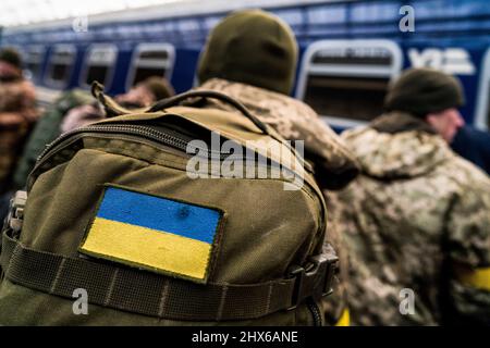 Lviv, Ukraine. 09. März 2022. Soldaten, die den Zug beobachten, kommen in Lemberg an. Während Russland eine umfassende Invasion der Ukraine startete, versuchen die Menschen, dem Land zu entkommen, indem sie durch Lemberg fahren, während andere sich bereit machen, gegen die russische Armee zu kämpfen. Kredit: SOPA Images Limited/Alamy Live Nachrichten Stockfoto