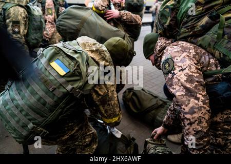 Lviv, Ukraine. 09. März 2022. Soldaten sahen, wie sie ihre Taschen in Lemberg einsammelten. Während Russland eine umfassende Invasion der Ukraine startete, versuchen die Menschen, dem Land zu entkommen, indem sie durch Lemberg fahren, während andere sich bereit machen, gegen die russische Armee zu kämpfen. (Foto von Vincenzo Circosta/SOPA Images/Sipa USA) Quelle: SIPA USA/Alamy Live News Stockfoto