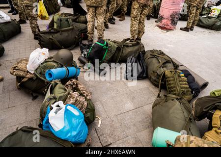 Lviv, Ukraine. 09. März 2022. Militärschleppen in Lemberg gesehen.als Russland eine umfassende Invasion der Ukraine startete, versuchen die Menschen, dem Land zu entkommen, indem sie durch Lemberg fahren, während andere sich bereit machen, gegen die russische Armee zu kämpfen. (Foto von Vincenzo Circosta/SOPA Images/Sipa USA) Quelle: SIPA USA/Alamy Live News Stockfoto