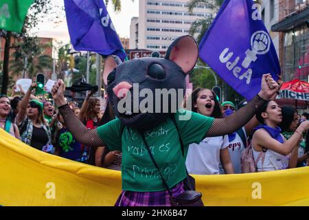 Frauen nehmen am 8. März 2022 an den internationalen Frauentag-Demonstrationen in Medellin - Antioquia, Kolumbien, Teil. Die Demonstrationen endeten mit Zusammenstößen zwischen radikalen Aktivisten und der kolumbianischen Bereitschaftspolizei (ESMAD). Stockfoto