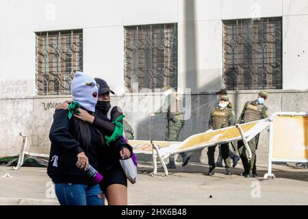 Frauen nehmen am 8. März 2022 an den internationalen Frauentag-Demonstrationen in Medellin - Antioquia, Kolumbien, Teil. Die Demonstrationen endeten mit Zusammenstößen zwischen radikalen Aktivisten und der kolumbianischen Bereitschaftspolizei (ESMAD). Stockfoto