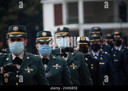 Im Rahmen einer militärischen Ehrenveranstaltung, die die Militärgeneräle Kolumbiens und Verteidigungsminister Diego Molano am 08. März 2022 in Bogota, Kolumbien, an Militärfrauen in Kolumbien übergaben. Stockfoto