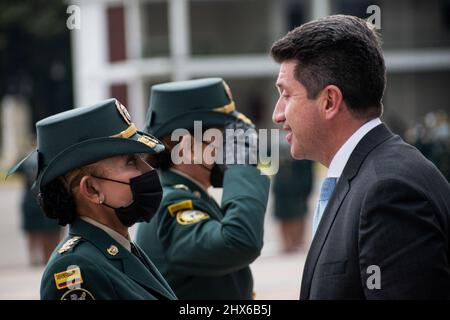 Im Rahmen einer militärischen Ehrenveranstaltung, die die Militärgeneräle Kolumbiens und Verteidigungsminister Diego Molano am 08. März 2022 in Bogota, Kolumbien, an Militärfrauen in Kolumbien übergaben. Stockfoto