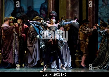 Malaga, Spanien. 09. März 2022. Tänzer werden bei einer Generalprobe der Oper Rigoletto gesehen.im Rahmen der lyrischen Saison 2022 begrüßt das Cervantes-Theater die Rigoletto-Oper des italienischen Komponisten Giuseppe Verdi. Rigoletto wird von Bariton Juan Jesus Rodríguez, der Sopranistin Sabina Puertolas und dem Tenor Alexey Tatarintsve aufgeführt. Kredit: SOPA Images Limited/Alamy Live Nachrichten Stockfoto