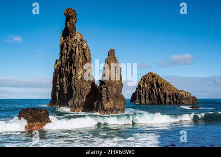 Wunderschöne Meereslandschaft mit den Felseninsel 'Ilheus da Ribeira da Janela' unter einem klaren blauen Himmel. Die Meeresstapel sind ein berühmtes Wahrzeichen der Insel Madeira Stockfoto