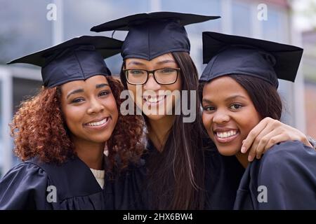 Wir haben es gemeinsam gemacht. Kurzer Schuss von drei jungen Frauen an ihrem Abschlusstag. Stockfoto