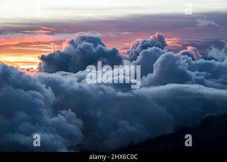 Wunderschöne Wolkenlandschaft bei Sonnenuntergang, geformt aus mächtigen Kumuluswolken, Madeira, Portugal Stockfoto