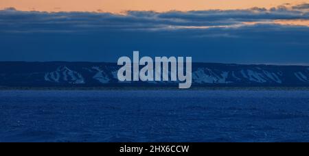 Panorama des Blue Mountain Ski Resorts beleuchtet in der Dämmerung von der Georgian Bay im Winter Stockfoto