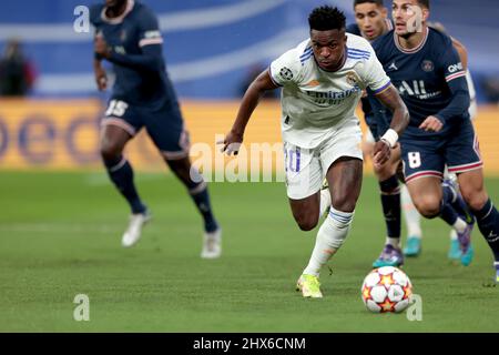 Madrid, Spanien. 09. März 2022. Madrid Spanien; 09,03, 2022.- Real Madrid gegen Paris Saint-Germain beim Champions-League-Fußballspiel in der Runde von 16 im Santiago Bernabeu-Stadion in Madrid. Real Madrid Spieler Vinicius Jr. PSG Spieler Final Score 3-1 Tore von Real Madrid Karim Benzema 61 76 and 78  PSG Tor Kylian Mbappe 39  Credit: dpa/Alamy Live News Stockfoto