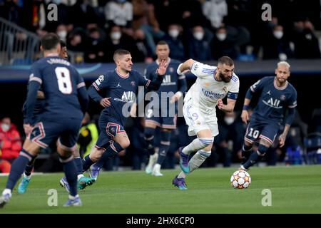 Madrid, Spanien. 09. März 2022. Madrid Spanien; 09,03, 2022.- Real Madrid gegen Paris Saint-Germain beim Champions-League-Fußballspiel in der Runde von 16 im Santiago Bernabeu-Stadion in Madrid. Real Madrid Spieler Karim Benzema PSG Spieler Final Score 3-1 Tore von Real Madrid Karim Benzema 61 76 and 78  PSG Tor Kylian Mbappe 39  Credit: dpa/Alamy Live News Stockfoto