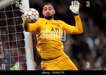 Madrid, Spanien. 09. März 2022. Madrid Spanien; 09,03, 2022.- Real Madrid gegen Paris Saint-Germain beim Champions-League-Fußballspiel in der Runde von 16 im Santiago Bernabeu-Stadion in Madrid. Real Madrid Spieler PSG Torwart donnarumma Final Score 3-1 Tore von Real Madrid Karim Benzema 61 76 and 78  PSG Tor Kylian Mbappe 39  Credit: dpa/Alamy Live News Stockfoto