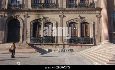 8. März 2022 in Monterrey Mexiko. Frau fotografiert 8M Stockfoto