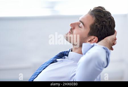 Siesta im Büro. Ein junger Geschäftsmann, der eine Pause im Büro einnimmt. Stockfoto